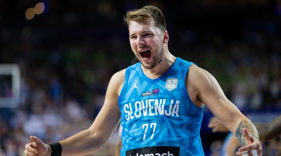 Oboževalci trepetajo zaradi Dončićevega zvitega gležnja, bo košarkarski as še lahko zaigral na EuroBasketu? (foto: Twitter/Bleacher Report)