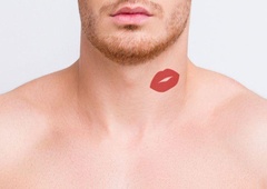 Raziskali smo, zakaj ta dva zelo znana Slovenca nosita povsem enako tetovažo odtisa ženskih ustnic (ena podrobnost je še posebej zanimiva!)