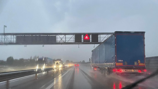 Izjemno nevarno! Zaradi dežja se mnogi udeleženci prometa ustavljajo – tudi na avtocesti (foto: Uredništvo)