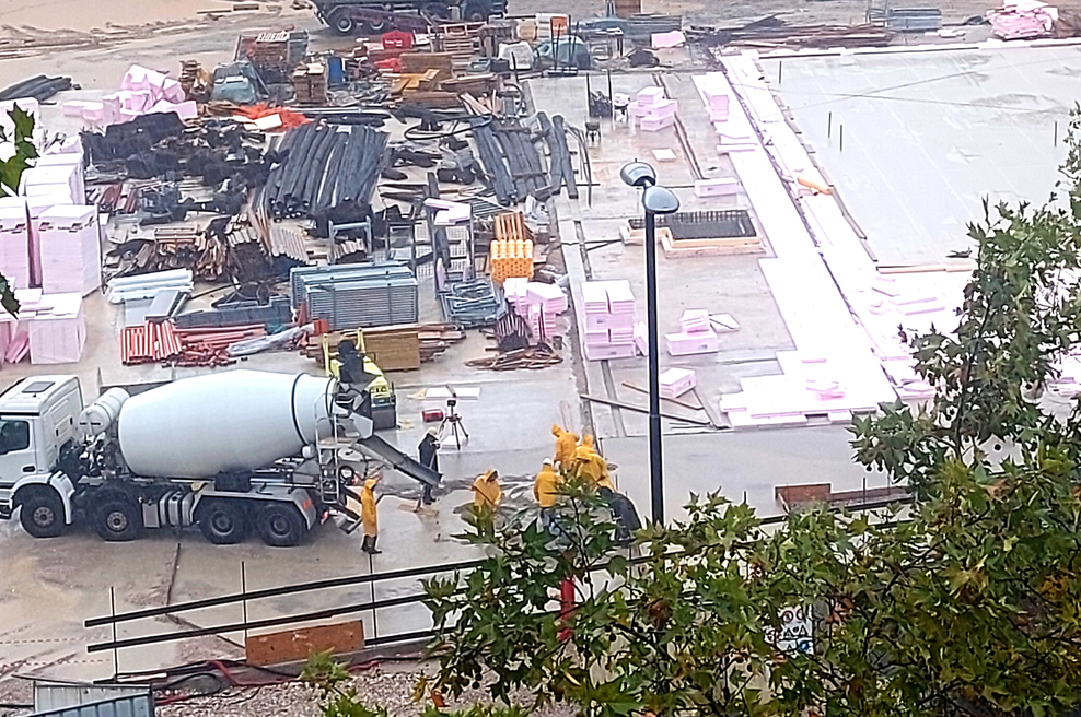FOTO in VIDEO: Tudi v najhujšem nalivu vztrajajo na gradbišču. Jih plačajo dovolj? (foto: Uredništvo)