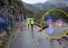 (FOTO) Slovenijo zajele poplave: zaradi plazu se je udrla cesta