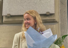 Ne samo z lepoto, Pahorjevo dekle zna prepričati tudi z znanjem