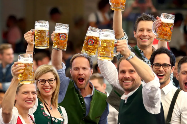 Nemci si manejo roke: začel se je Oktoberfest, koliko letos stane vrček piva?