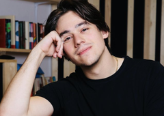 Bojan Cvjetićanin z navihano razglednico s počitnic: pokazal je svojo skrito tetovažo