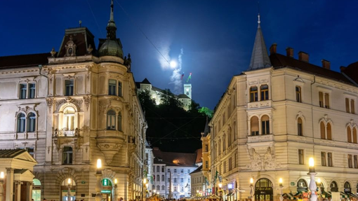 VIDEO: Na Ljubljanskem gradu so za eno minuto ugasnile luči ... Nato so zagorele vijolično-srebrne! (Razlog je prav poseben)