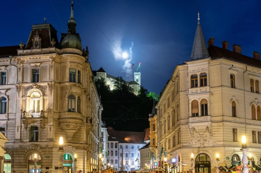VIDEO: Na Ljubljanskem gradu so za eno minuto ugasnile luči ... Nato so zagorele vijolično-srebrne! (Razlog je prav poseben) (foto: Instagram/Ljubljanski grad)