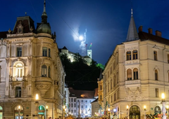 VIDEO: Na Ljubljanskem gradu so za eno minuto ugasnile luči ... Nato so zagorele vijolično-srebrne! (Razlog je prav poseben)