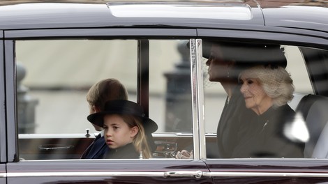 FOTO: Kdo iz kraljeve družine je izrekel zadnje slovo kraljici? Vemo, da sta ob njej bila Meghan Markle in princ Harry