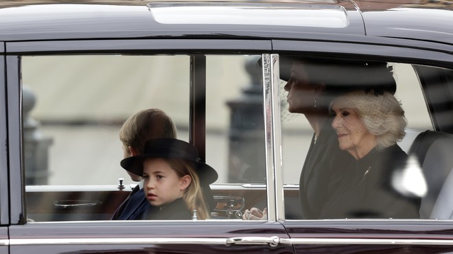 FOTO: Kdo iz kraljeve družine je izrekel zadnje slovo kraljici? Vemo, da sta ob njej bila Meghan Markle in princ Harry (foto: Twitter/The Royal Reporter)
