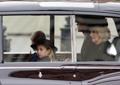 FOTO: Kdo iz kraljeve družine je izrekel zadnje slovo kraljici? Vemo, da sta ob njej bila Meghan Markle in princ Harry