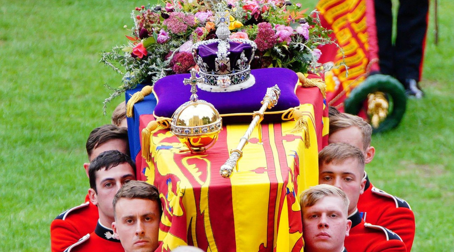 Dokončno slovo kraljice: krsto so spustili v družinsko grobnico (foto: Twitter/The Royal Family)