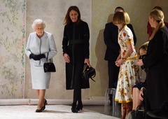 Kraljičina torbica ni bila samo modni dodatek, ampak pomembna signalna naprava