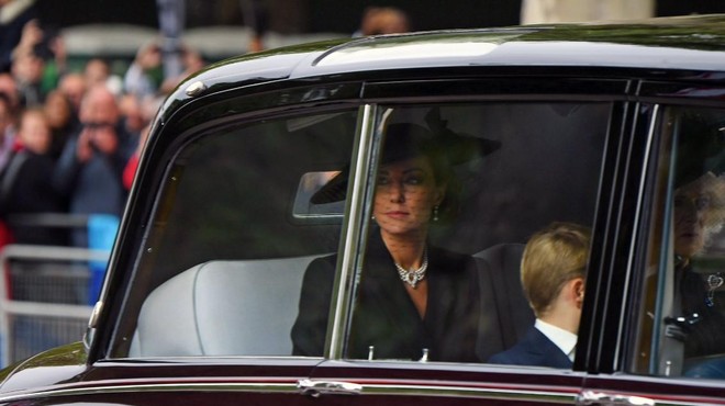 Kate Middleton za pogreb kraljice Elizabete izbrala biserno ogrlico s prav posebnim pomenom (foto: Twitter/RoyallyKate)