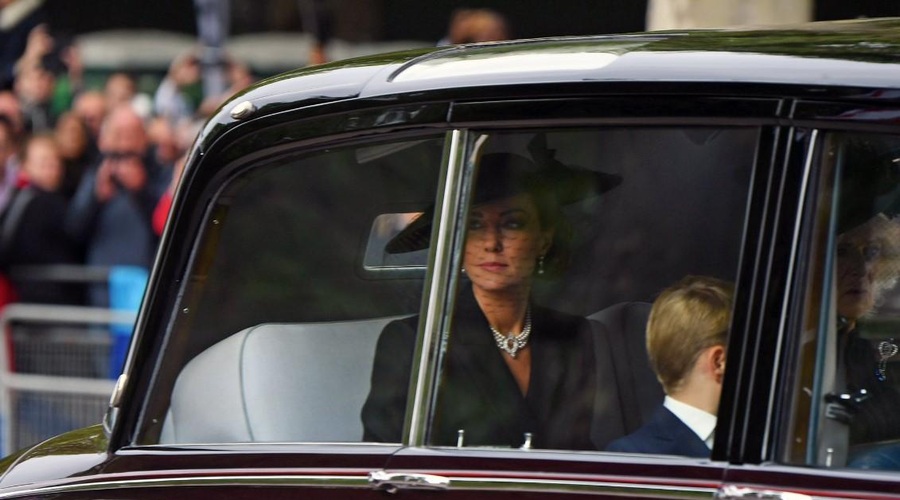 Kate Middleton za pogreb kraljice Elizabete izbrala biserno ogrlico s prav posebnim pomenom (foto: Twitter/RoyallyKate)