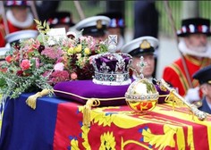 Kaj se bo zgodilo s cesarsko krono Elizabete II., ki nosi dragulj s temačno preteklostjo?