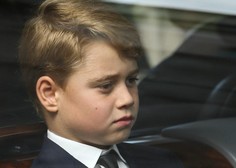 Žena princa Edwarda med pogrebom mirila žalostnega princa Georgea: njena gesta ganila Britance