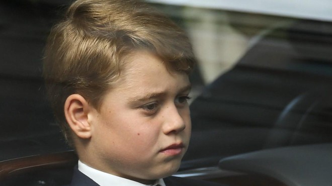 Žena princa Edwarda med pogrebom mirila žalostnega princa Georgea: njena gesta ganila Britance (foto: Twitter/DelMody)