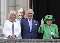 Imata kralj Karel III. in Camilla skrivnega sina? Simon iz Avstralije zahteva DNK-analizo