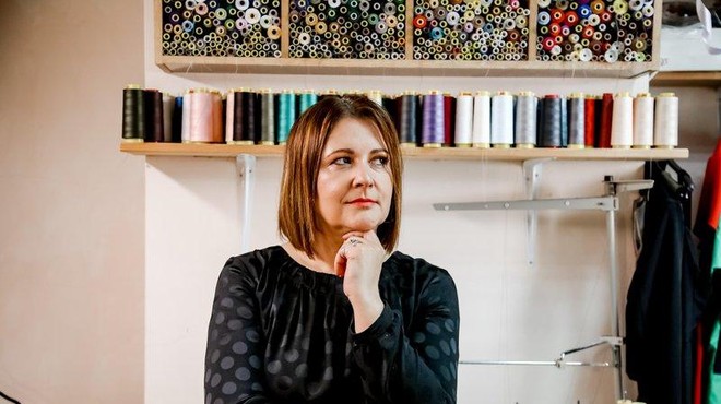 V delavnici mode Barbare Repinšek nastajajo unikatne ženske pižame z močnim sporočilom (foto: Aleksandra Saša Prelesnik)