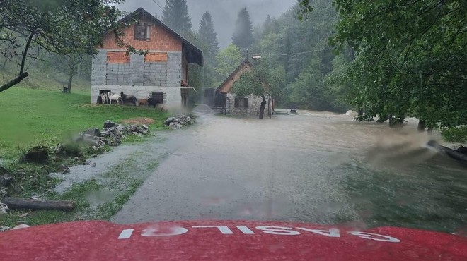 (OCENA ŠKODE) Vodna ujma konec prejšnjega tedna močno prizadela dve občini, ki sami ne zmoreta sanacije (foto: Facebook/Občina Osilnica)