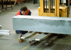 Pri delu s strojem prišlo do nesreče, moški podlegel poškodbam