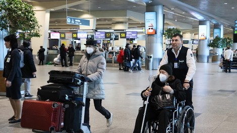 Obupani Rusi po napovedi mobilizacije bežijo iz države, a do letalskih vozovnic prišli le redki (poiskali smo najcenejšo)