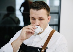 Pozor: pitje vroče kave poveča tveganje za nastanek raka