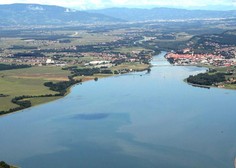 Gladina slovenskega jezera bo nenadoma upadla (poznamo razlog)