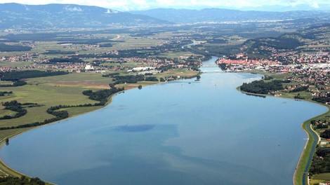 Gladina slovenskega jezera bo nenadoma upadla (poznamo razlog)