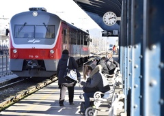 Dijake na vlaku med Celjem in Zidanim Mostom napadli z orožjem in okradli (imamo pojasnila policije)