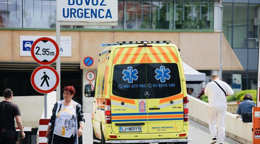 V Ljubljani je na delavca padla betonska ograja in ga stisnila ob tla (foto: Aleksandra Saša Prelesnik)