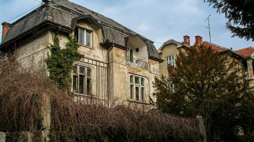 Kupila sta podrtijo in jo obnovila, zdaj pa jima zavidajo čisto vsi: ko vidijo, koliko na mesec odštejeta za stroške, ostanejo brez besed