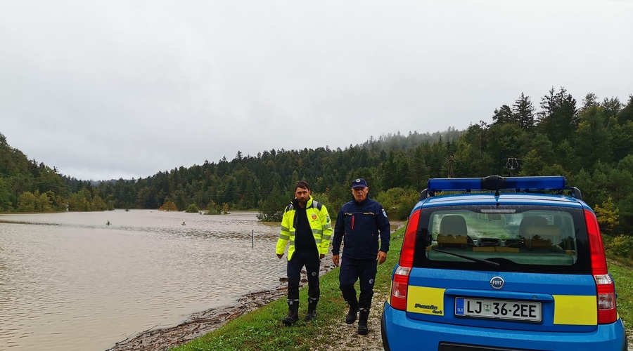 Gasilci so imeli polne roke dela zaradi poplav, se bo vreme v prihodnjih dneh umirilo? (foto: Facebook/Civilna zaščita Logatec)