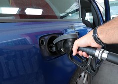 Od polnoči nove cene goriva, bo dražje ali cenejše?