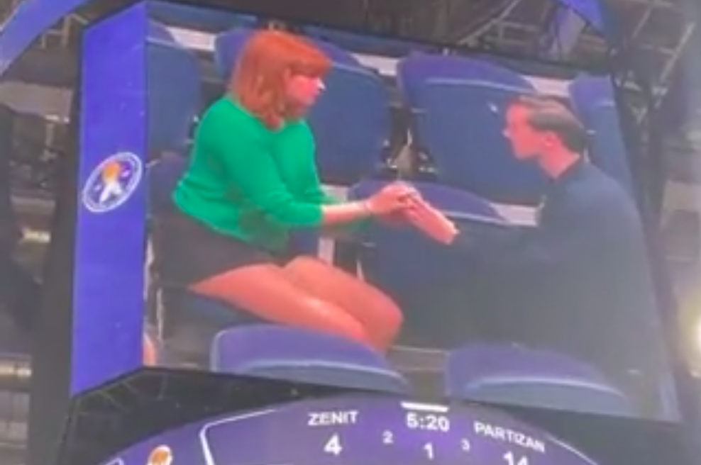 VIDEO: Zaprosil jo je na košarkarski tekmi, njena reakcija je osupnila vse (foto: Twitter/Balkan sport/posnetek zaslona)