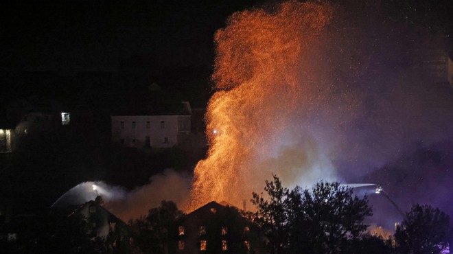 Pod Jelenovim klancem v Kranju je izbruhnil večji požar v Majdičevem mlinu. (foto: Bobo)