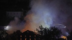 Pod Jelenovim klancem v Kranju je izbruhnil večji požar v Majdičevem mlinu.