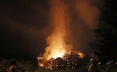 Pod Jelenovim klancem v Kranju je izbruhnil večji požar v Majdičevem mlinu.