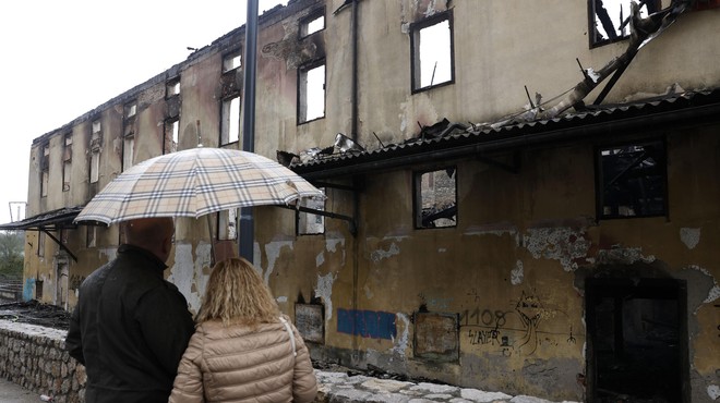 Kaj bo z nevarno stavbo v Kranju, ki ogroža varnost mimoidočih? (Nedavno se je že porušil del objekta) (foto: Bobo)