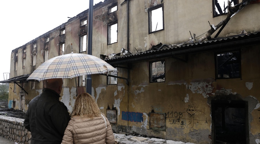 Kaj bo z nevarno stavbo v Kranju, ki ogroža varnost mimoidočih? (Nedavno se je že porušil del objekta) (foto: Bobo)