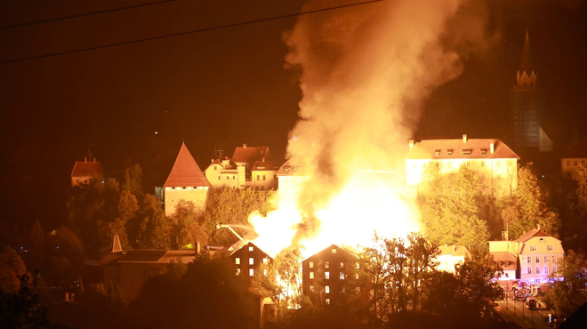 VIDEO: Sredi Kranja izbruhnil večji požar, z ognjem se borijo vse okoliške gasilske enote (foto: Facebook/Gašper Gantar/Luigi Lojze)