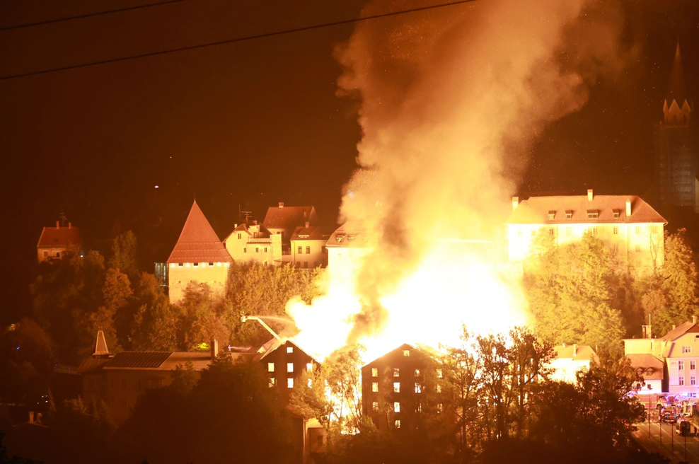 VIDEO: Sredi Kranja izbruhnil večji požar, z ognjem se borijo vse okoliške gasilske enote (foto: Facebook/Gašper Gantar/Luigi Lojze)
