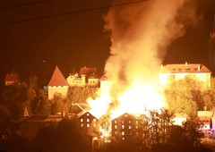 VIDEO: Sredi Kranja izbruhnil večji požar, z ognjem se borijo vse okoliške gasilske enote