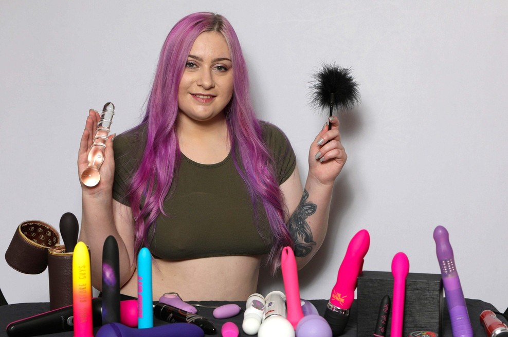 Spoznajte žensko, ki je plačana za testiranje igračk: kateri vibrator je najboljši? (foto: SWNS)
