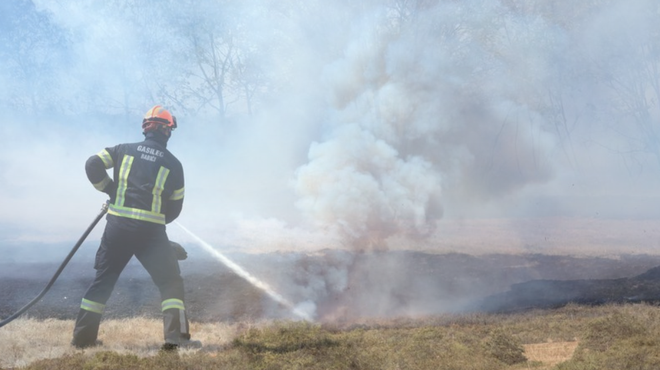 Gasilci v požarih na Krasu z veliko mero požrtvovalnosti: koliko denarja bo za sanacijo namenila država? (foto: Bobo/fotomontaža)
