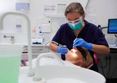 Težave z javnimi naročili: mora paciente mariborskih zobozdravnikov skrbeti?
