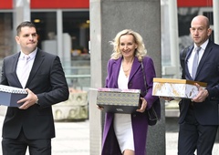 V predsedniško bitko uradno vstopa še osma kandidatka. Bo do polnoči še kakšno presenečenje?