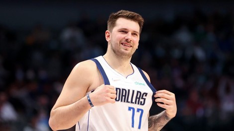 FOTO: Dončić ujet v ljubečem objemu, in to kar na domačem kavču