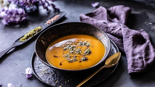 3 nasveti za krepitev imunskega sistema: imamo preprost RECEPT za domačo jesensko juho iz sladkega krompirja