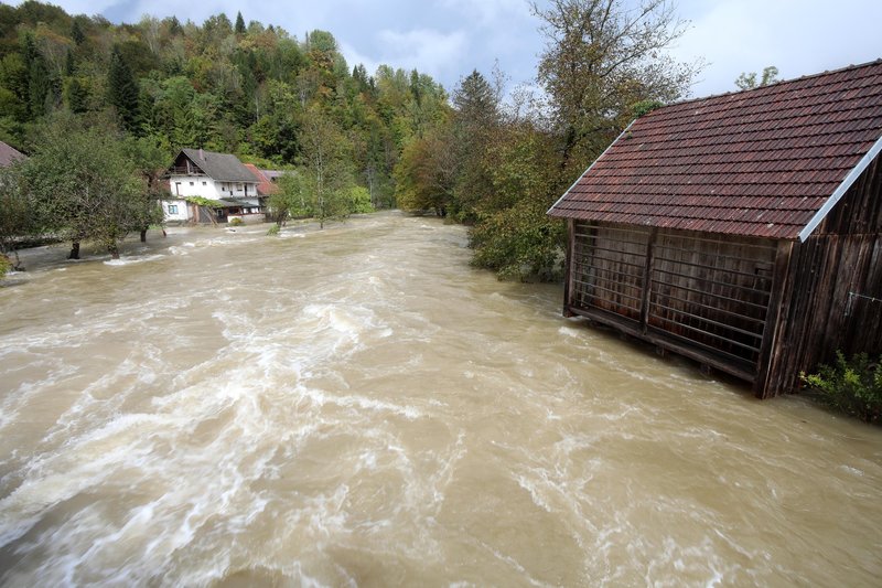 Kolpa je dosegla največji pretok v zadnjih 70 letiih, v spodnjem toku pa bo nraščala še vso noč,